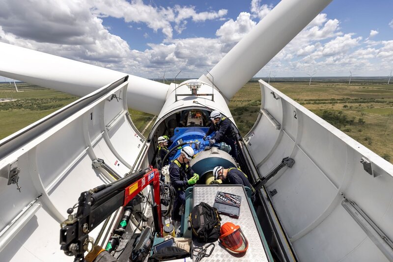 Deutsche Windtechnik Service technicians work in a nacelle of an AN Bonus