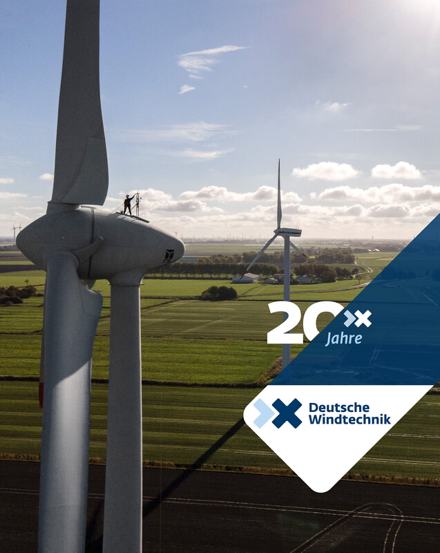 Photo d’anniversaire de Deutsche Windtechnik avec deux éoliennes et un technicien de service. 