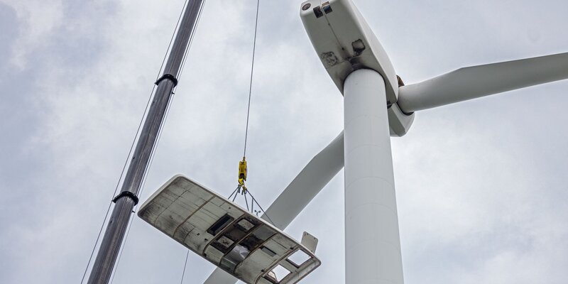 Deutsche Windtechnik repowering a Mitsubishi turbine in the US.