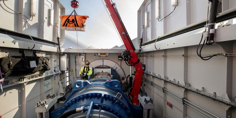Offshore material lifting for maintenance of Siemens SWT-3.6 turbines